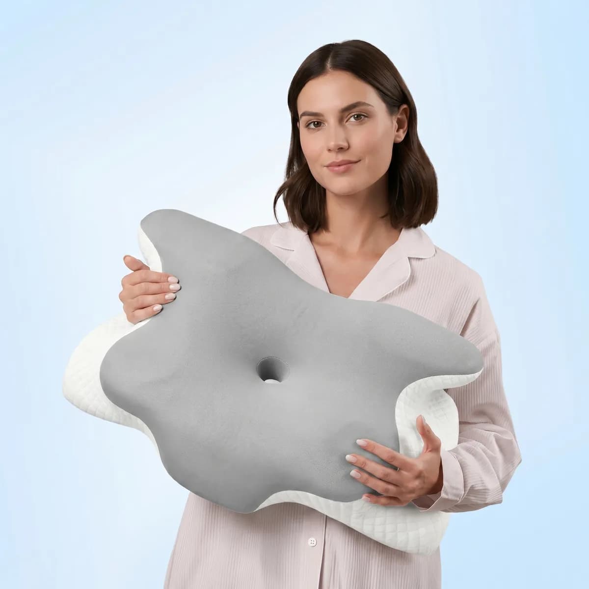 Kobieta śpi spokojnie na ergonomicznej poduszce motylkowej The Sleepr